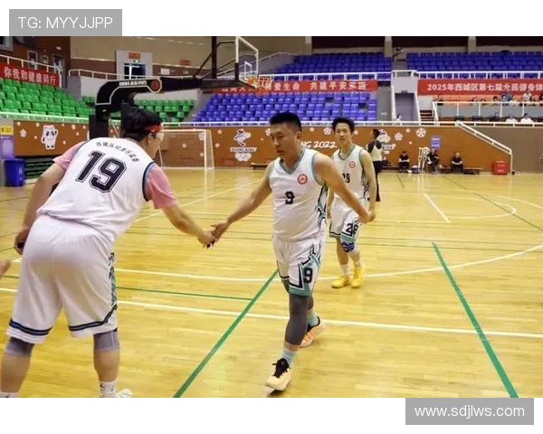 重庆篮球队配合默契再创新高引领全国篮球新风潮